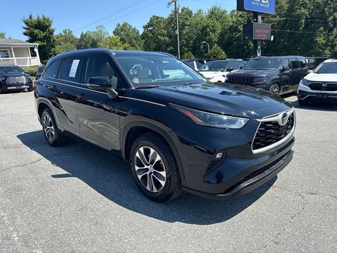 Used 2021 Toyota Highlander XLE FWD image 4