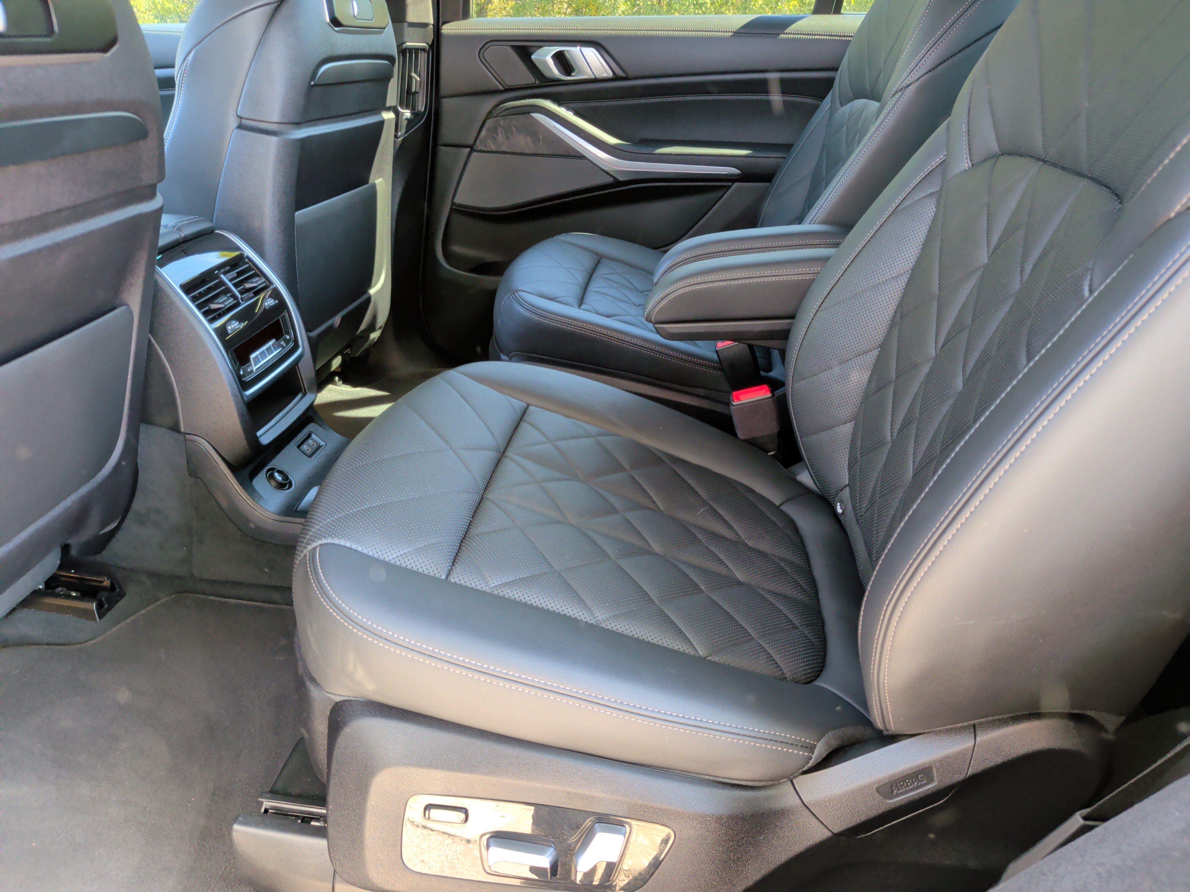 Used 2023 BMW X7 xDrive40i w/ M Sport Package AWD/4WD image 39