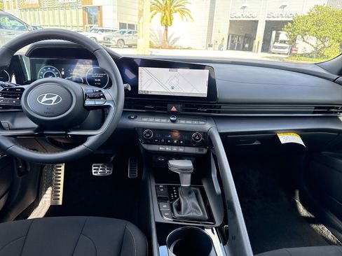 Used 2025 Hyundai Elantra SEL w/ Cargo Package image 12