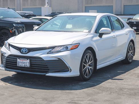 Used 2022 Toyota Camry XLE FWD image 3