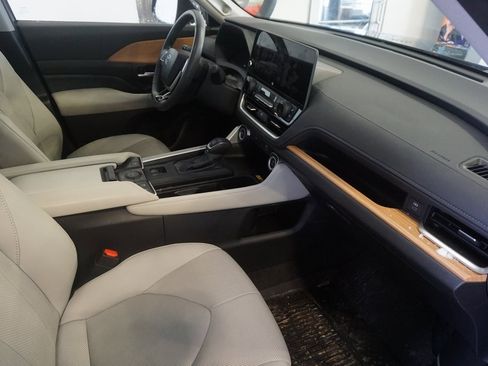 Used 2024 Toyota Grand Highlander Limited image 24