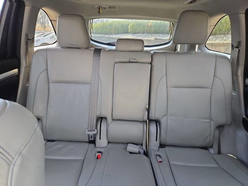 Used 2018 Toyota Highlander XLE AWD/4WD image 25