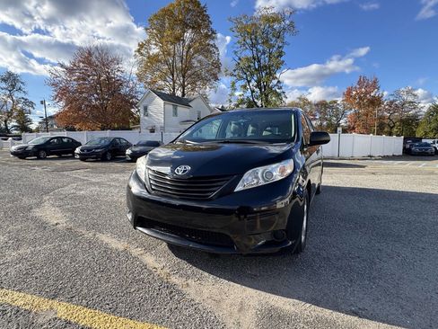 Used 2015 Toyota Sienna L image 2