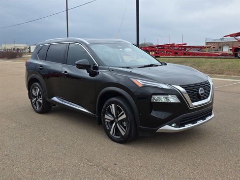 Used 2022 Nissan Rogue Platinum w/ Head-Up Display Package image 2