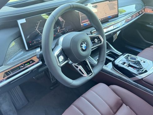 Used 2025 BMW 760i xDrive w/ Luxury Rear Seating Package image 12