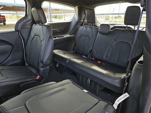 New 2026 Chrysler Pacifica Select image 11