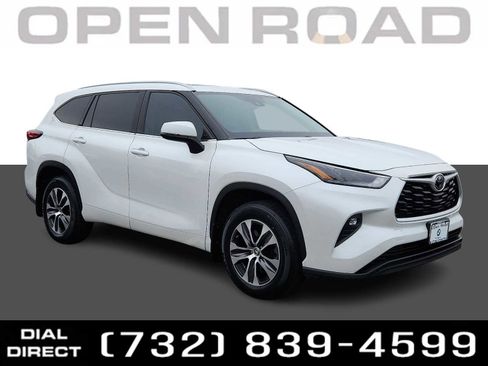 Used 2022 Toyota Highlander XLE image 1