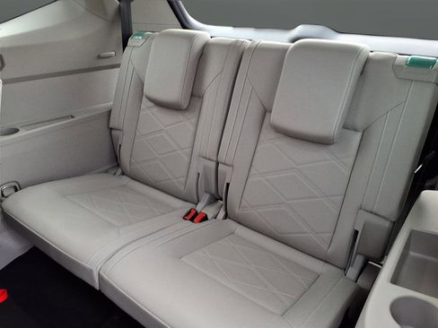 Used 2024 Volkswagen Atlas SE image 16