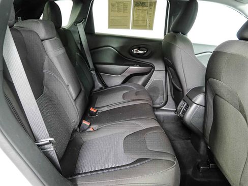 Used 2019 Jeep Cherokee Latitude w/ Popular Appearance Group FWD image 20