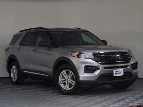 Used 2022 Ford Explorer XLT image 2