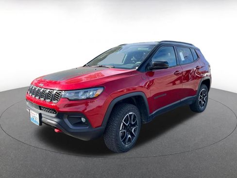 Used 2025 Jeep Compass Trailhawk AWD/4WD image 3