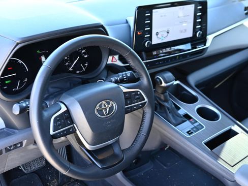 Used 2023 Toyota Sienna XLE image 13