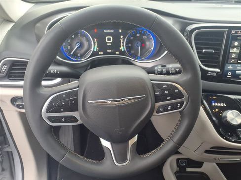 Used 2024 Chrysler Pacifica Touring-L image 21