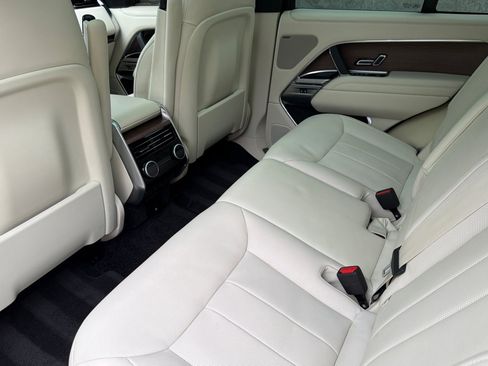 Used 2025 Land Rover Range Rover SE AWD/4WD image 11