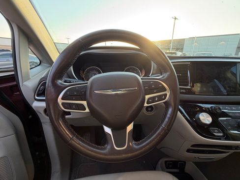 Used 2019 Chrysler Pacifica Touring-L Plus w/ Advanced Safetytec Group FWD image 11