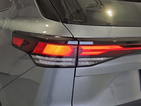 New 2026 Volkswagen Tiguan SE R-Line image 9