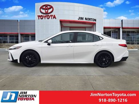 Used 2025 Toyota Camry SE image 5