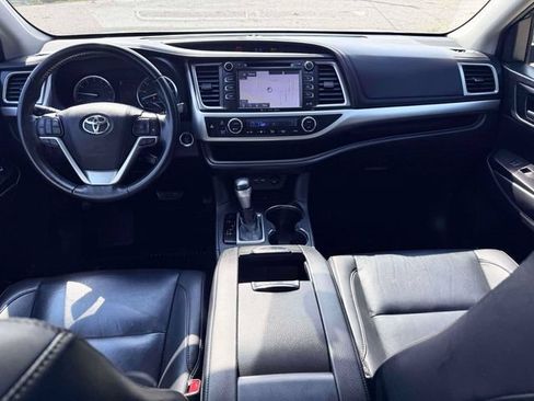 Used 2019 Toyota Highlander XLE AWD/4WD image 15