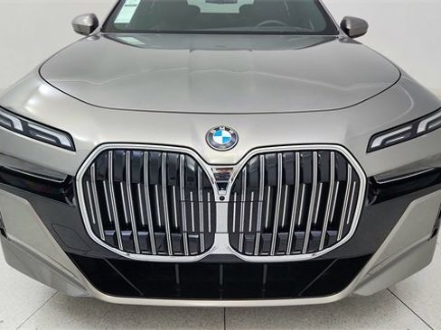 Used 2024 BMW 740i image 8