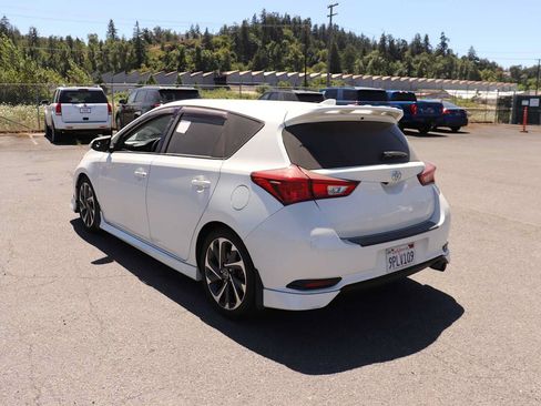 Used 2018 Toyota Corolla iM w/ Carpet Mat Package (TMS) FWD image 7