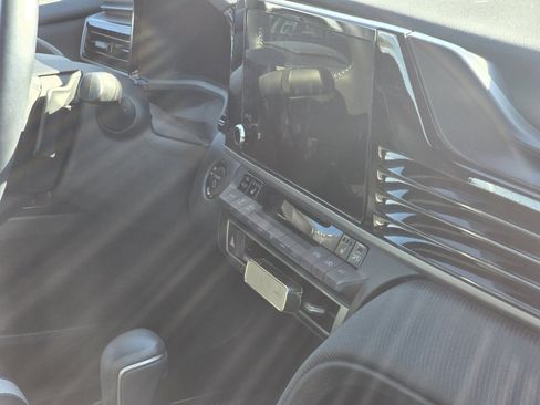 Used 2025 Toyota Camry SE w/ Convenience Package image 16