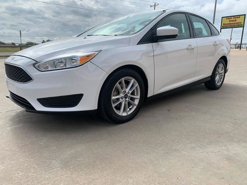 Used 2018 Ford Focus SE FWD image 3