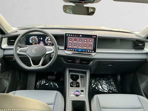 New 2025 Volkswagen Tiguan SE image 10