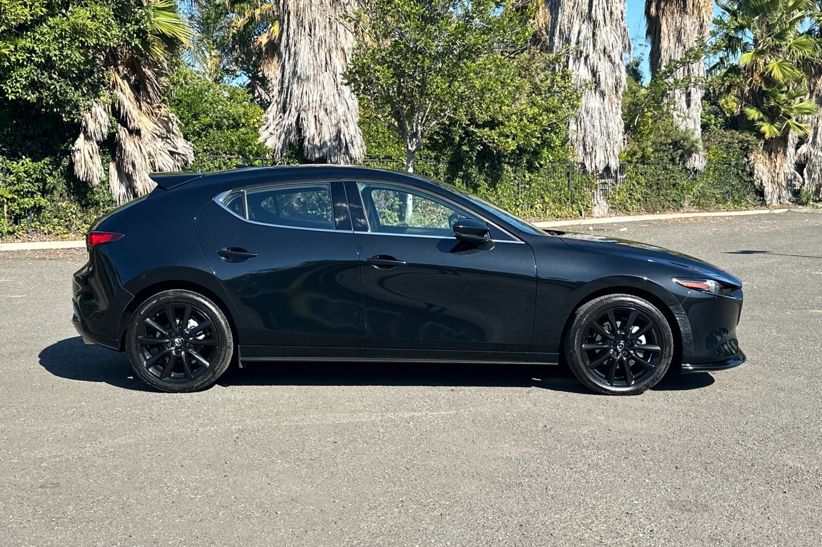 Used 2025 MAZDA MAZDA3 Hatchback w/Premium Plus Pkg AWD/4WD image 2