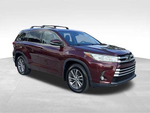 Used 2017 Toyota Highlander XLE AWD/4WD image 1