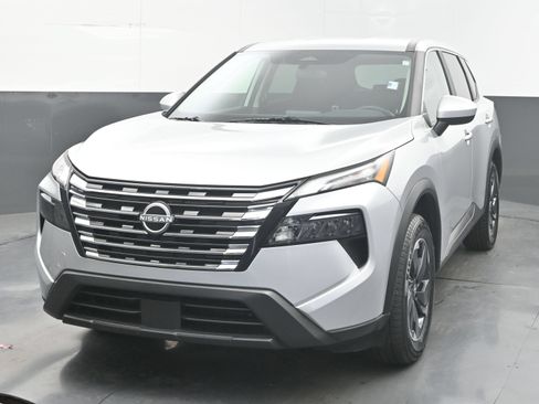 Used 2025 Nissan Rogue SV FWD image 4