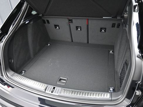 Certified 2025 Porsche Macan AWD/4WD image 32