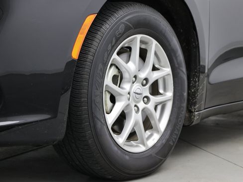 Used 2025 Chrysler Pacifica Select FWD image 11