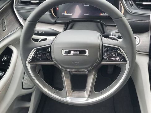 Used 2023 Jeep Grand Cherokee Overland AWD/4WD image 14
