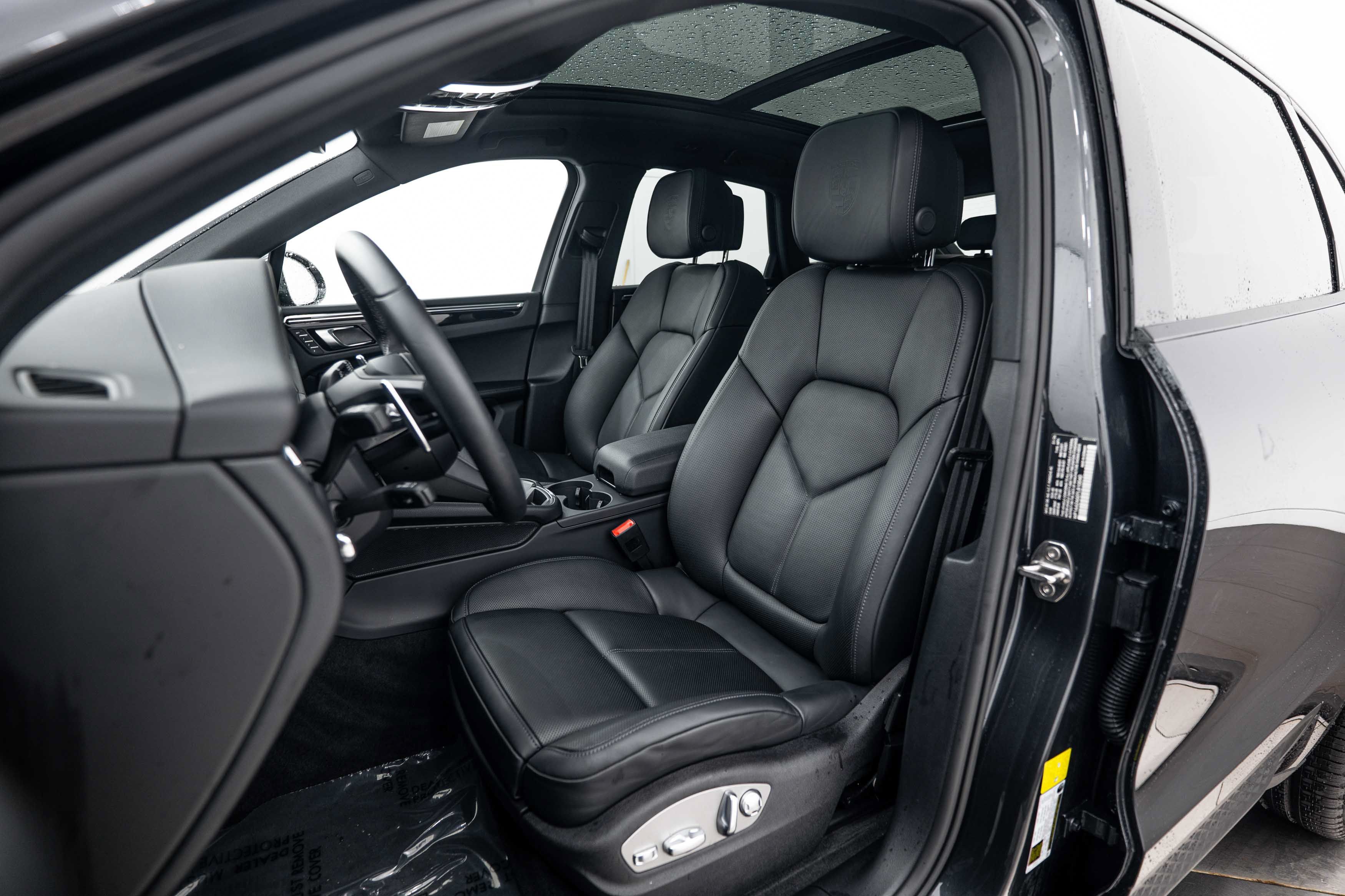 Certified 2026 Porsche Macan AWD/4WD image 5
