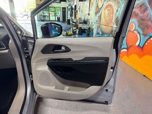 Used 2024 Chrysler Pacifica Touring-L FWD image 16