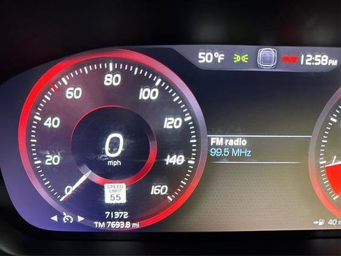 Used 2021 Volvo XC40 T5 Momentum image 15