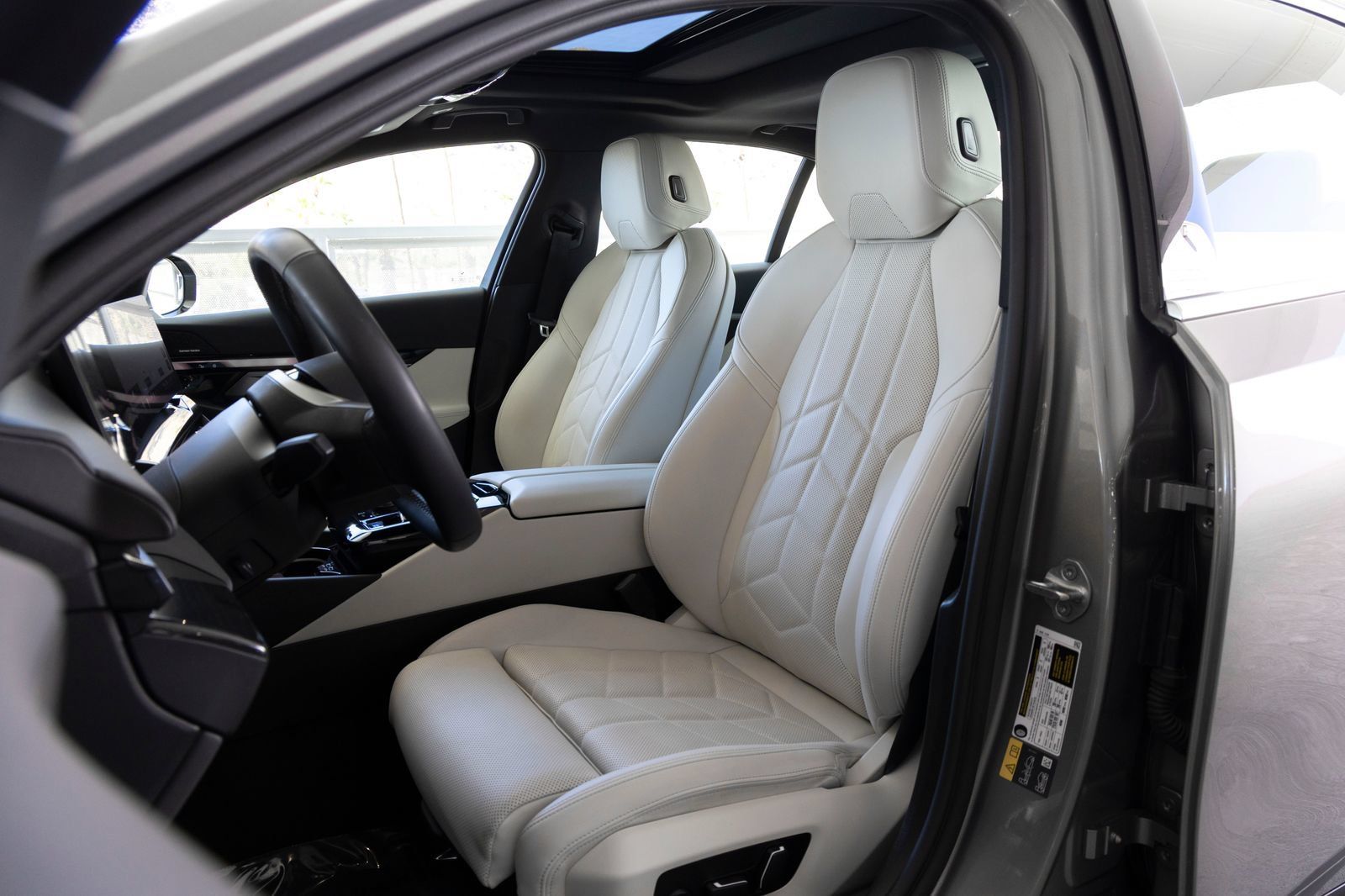 Certified 2025 BMW i5 eDrive40i w/ Premium Package RWD image 19