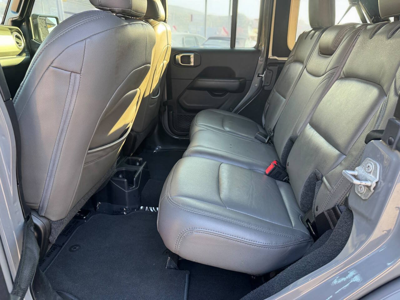 Used 2018 Jeep Wrangler Unlimited Sahara w/ LED Lighting Group AWD/4WD image 28