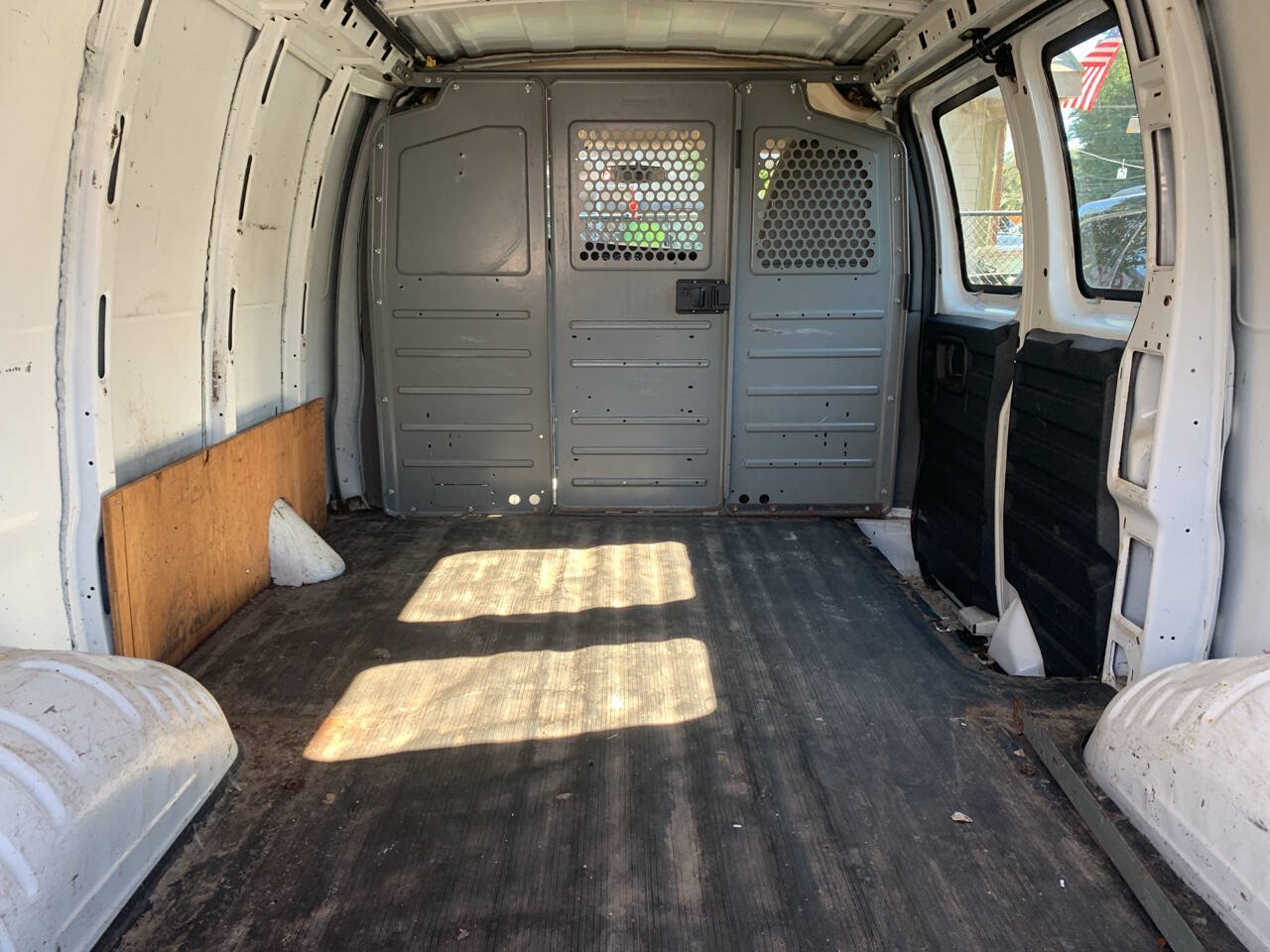 Used 2010 Chevrolet Express 1500 RWD image 17