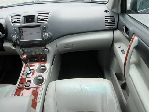 Used 2011 Toyota Highlander Limited w/ Tow Pkg AWD/4WD image 17