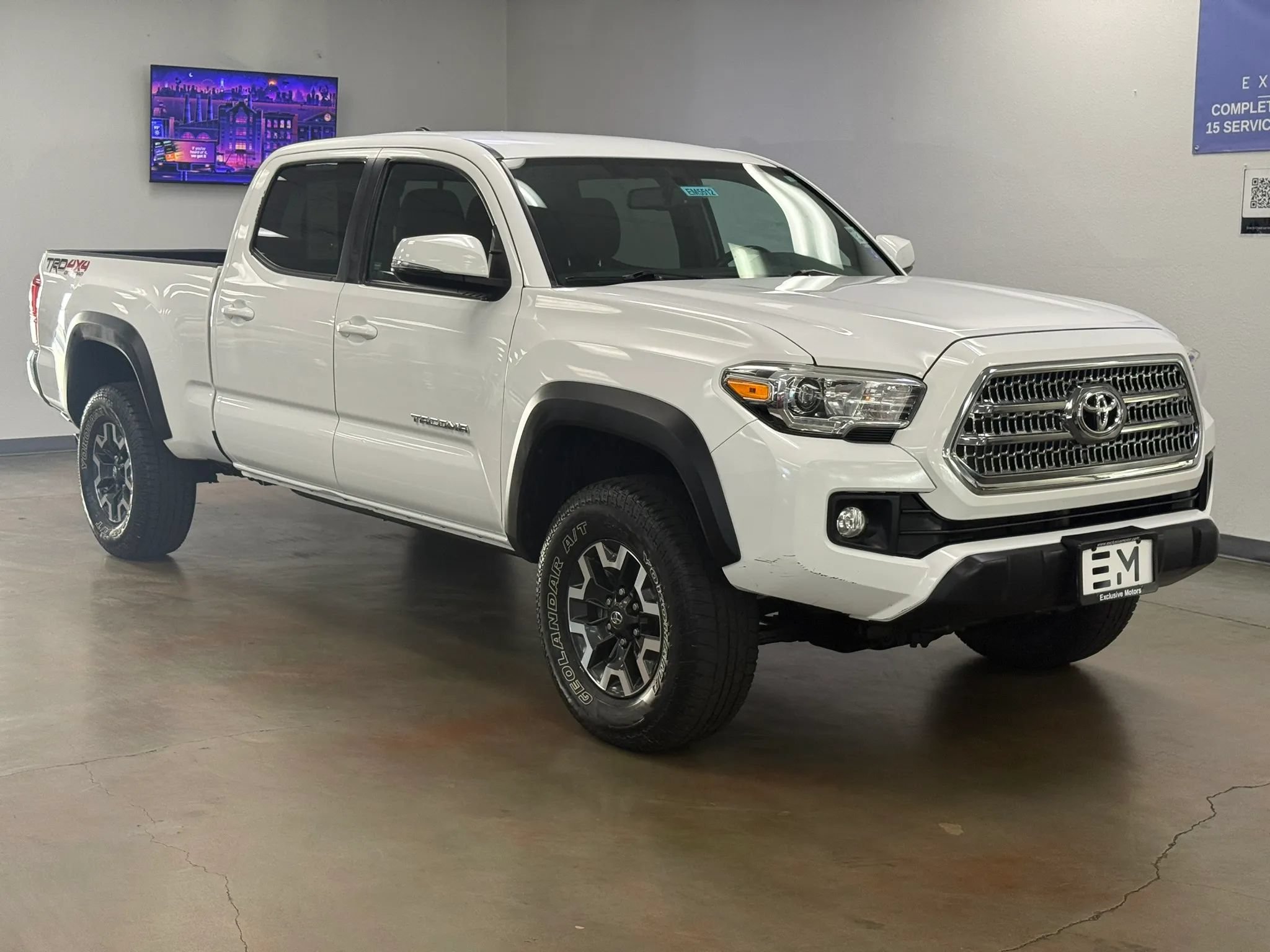 Used 2017 Toyota Tacoma TRD Off-Road w/ Tow Package AWD/4WD image 4