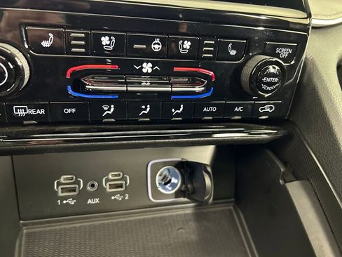 Used 2024 Jeep Grand Cherokee Limited w/ Luxury Tech Group II image 16