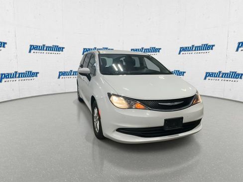 Used 2017 Chrysler Pacifica Touring FWD image 4