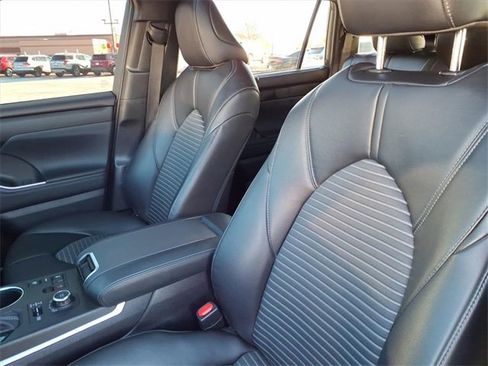 Used 2024 Toyota Highlander XSE image 14