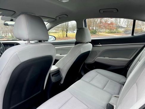 Used 2017 Hyundai Elantra SE image 16