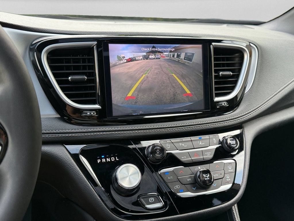 Certified 2025 Chrysler Pacifica Limited FWD image 16