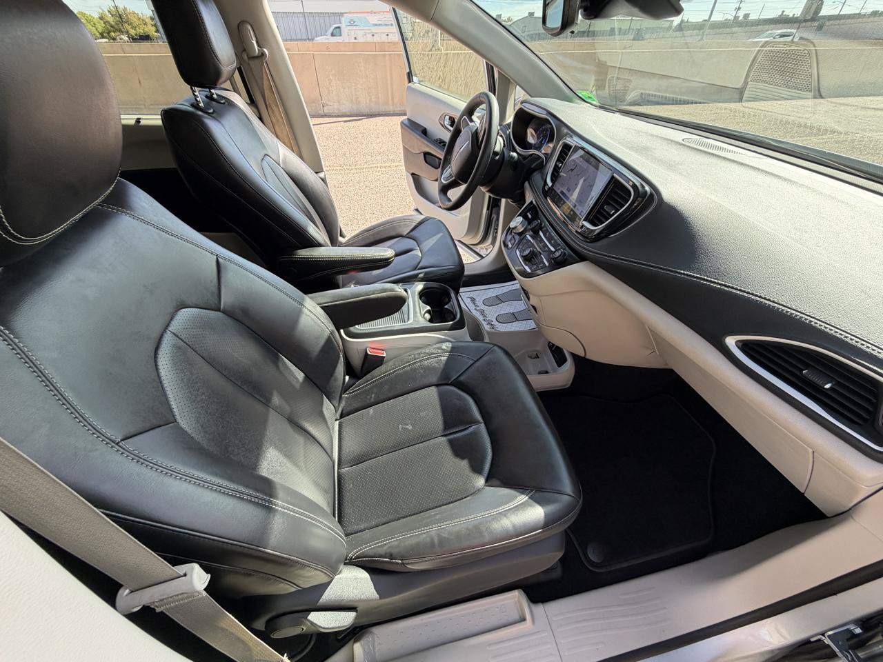 Used 2023 Chrysler Pacifica Touring-L FWD image 12