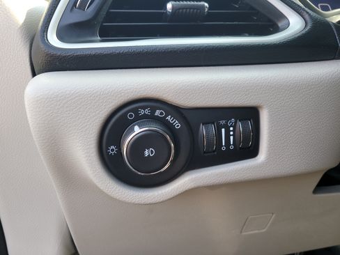 Used 2023 Chrysler Pacifica Touring-L FWD image 30