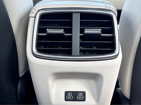 Used 2025 Genesis G70 2.5T image 20