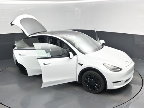 Used 2021 Tesla Model Y Long Range AWD/4WD image 19